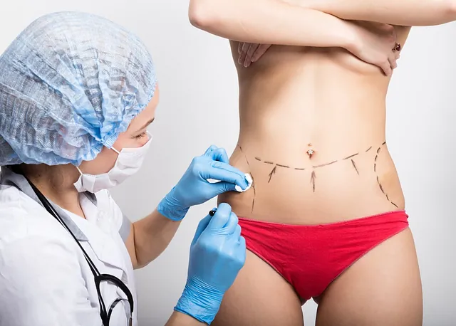 mujer con lineas de estetica en cuerpo